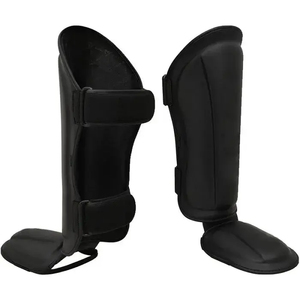 Protège-jambes en PU noir avec protection des pieds et fermeture auto-agrippante pour usage sportif adulte, protection de base légère - Product Image 1