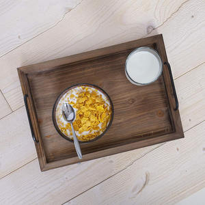 Bandeja para servir Rectangular de madera de pino natural de color quemado rústico para uso en comedor de hogar y restaurante con asas de metal al mejor precio - Product Image 6