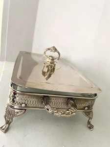 Recipiente rectangular de acero inoxidable con tapa y asas ornamentadas para servir en buffet a precio económico. - Product Image 2