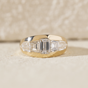 Bague moderne en or jaune massif 14 carats avec 5 pierres serties closes, diamant de laboratoire taille émeraude 1 carat et pierres latérales uniques taille balle conique - Product Image 2