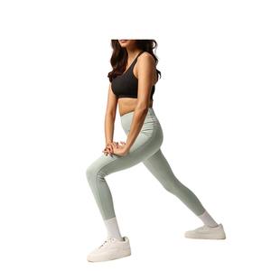 Ensemble de yoga personnalisé de haute qualité pour femmes avec logo personnalisé, soutien-gorge de sport dos nageur et leggings taille haute respirants pour l'entraînement et le fitness - Product Image 3