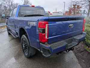 Ford Super Duty F-350 SRW LA-RIAT 4WD Crew Cab Pickup 2026, roues de 18 pouces, intérieur en cuir, et toit ouvrant panoramique disponible - Product Image 6