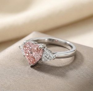 Bague artisanale en argent 925 avec trois pierres de moissanite rose vif fantaisie en forme de cœur 3 carats, idéale pour fiançailles, demande en mariage ou comme cadeau. - Product Image 5