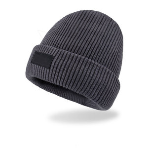 Bonnet tricoté unisexe personnalisé avec logo, gris côtelé en acrylique, style bonnet de pêcheur à revers avec patch en cuir noir - Product Image 3