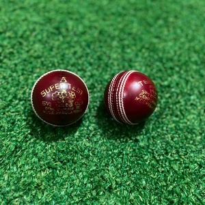 Pelota de Críquet Cosida a Mano de Cuero Rojo OEM, Pelota Dura de Alto Rebote - Product Image 1
