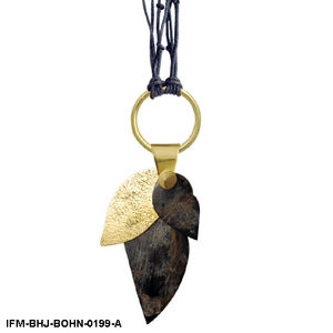 จี้เขาควายที่ทำด้วยมือของฉันทำจากทองเหลืองพื้นผิวลายใบไม้แอบสแตรกพร้อมสายลูกปัดโลหะแบบไม่ต่อเนื่อง - Product Image 2