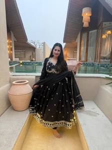 Ensemble Anarkali en soie brodée noire avec dupatta, tenue traditionnelle ethnique pour femmes, longueur au sol, coupe ample, Inde, Pakistan - Product Image 1
