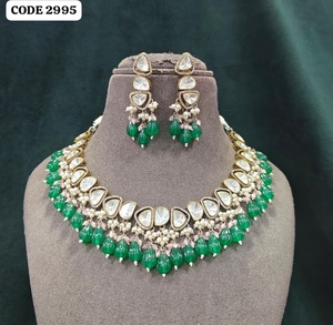 Parure de collier ras-du-cou et boucles d'oreilles de luxe en laiton plaqué or antique, ornée de perles de cristal rose et de pierres Kundan, idéale pour mariages, fiançailles et soirées. - Product Image 2