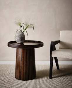 Table d'appoint artisanale en bois, finition artisanale par des artisans expérimentés, mettant en valeur la texture du bois et l'attrait d'un design authentique. - Product Image 4