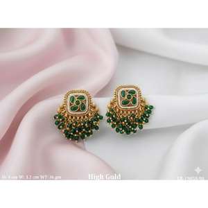 Pendientes Jhumka de Perlas con Acabado Dorado de Lujo, Joyería Tradicional del Templo del Sur de la India, Diseño Étnico para Bodas y Fiestas - Product Image 4