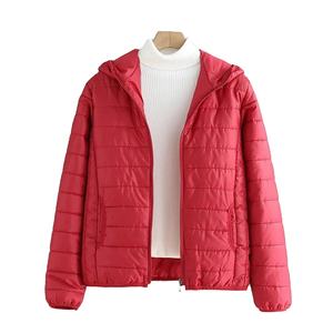 Chaqueta acolchada de invierno informal con cierre de cremallera Servicio OEM Tela de lona en relieve Cuello redondo teñido liso - Product Image 1