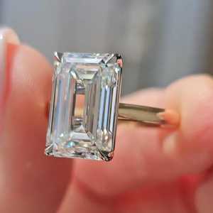 Anillo de Compromiso con Diamante Cultivado en Laboratorio, Corte Esmeralda de 5 Quilates, Certificado IGI, Anillo de Novia Solitario en Oro de Dos Tonos - Product Image 1