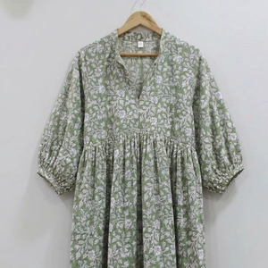 เดรสผู้หญิงผ้าฝ้ายแท้ 100% ทรงเอไลน์ ยาวปานกลาง คอวี แขนพอง ลายดอกไม้ ทำมือ ระบายอากาศได้ดี เป็นมิตรกับสิ่งแวดล้อม - Product Image 1