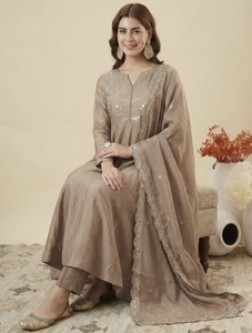 Ensemble Salwar Kameez Traditionnel pour Enfants KV en Mélange de Soie, Kurta, Pantalon et Dupatta pour Fêtes - Product Image 6