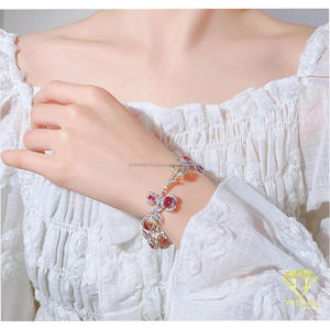 สร้อยข้อมือสีเงินประดับด้วยหินสีแดงตรงกลางและรายละเอียดลายดอกไม้ระยิบระยับ สำหรับผู้ค้าปลีกและผู้ค้าส่งเครื่องประดับ - Product Image 4