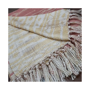 Manta de Algodón Tejido Rosa 50 x 70 Pulgadas 255 GSM 32 TC con Patrón Étnico y Borde con Flecos para Sofá, Salón, Textil del Hogar B2B - Product Image 4