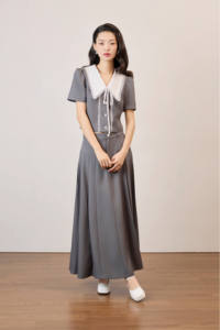 ชุดเซ็ตสีเทาสกายสำหรับผู้หญิงสไตล์เวียดนาม ดีไซน์เรียบหรู/ผู้หญิงหวาน/คลาสสิคย้อนยุค - ชุดเซ็ตสีเทาอ่อน - สไตล์โมเดิร์นสำหรับผู้หญิง รุ่น KS80 - Product Image 6