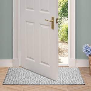 พรมเช็ดเท้าไมโครไฟเบอร์กันลื่นสำหรับห้องน้ำ ลายทางขาวดำ แบบสั่งทำจากโรงงาน ซักได้ - Product Image 1