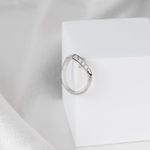 Anillo Chevron de Oro Blanco de 14K con Diamante Cultivado en Laboratorio, Banda Apilable en Forma de V, Anillo de Boda Delicado con Corte Redondo, Joyería Fina Minimalista - Product Image 3