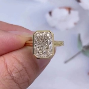 Anillo de Diamante de Laboratorio Radiant Bezel de 4.00ct, Certificado IGI, Claridad VS+, Color F, Oro Amarillo de 14K, Anillo de Promesa Minimalista - Product Image 1