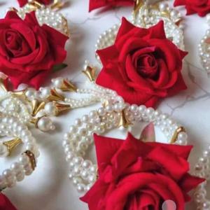Exquisito conjunto de joyería floral hecho a mano con rosas de terciopelo rojo y perlas blancas para mujeres y niñas, pulseras nupciales de flores artificiales. - Product Image 1