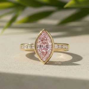 Anillo de compromiso de oro macizo de 14 quilates con diamante rosa talla marquesa de 2.01 quilates cultivado en laboratorio y certificado por IGI para mujer, ideal para fiestas y ocasiones especiales. - Product Image 1