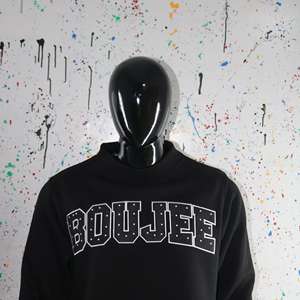 Sudadera BOUJEE BLACK con cuello alto, 100% NEGRO, con apliques bordados, cuello ancho, hilos finos. - Product Image 2