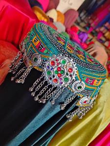 Pulsera de Monedas Tribales Afganas Bellamente Detallada con Múltiples Filas de Monedas Pequeñas Colgantes y Detalles de Cuentas Coloridas - Product Image 2