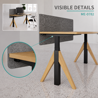 Bureau de travail moderne réglable en hauteur avec plateau en bois grainé, écran d'intimité gris et base inclinée