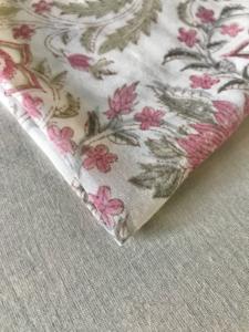 Tela de algodón estampada a mano – Diseño floral y de enredaderas estilo Mughal |   Textil Indio Rosa y Verde Oliva - Product Image 4