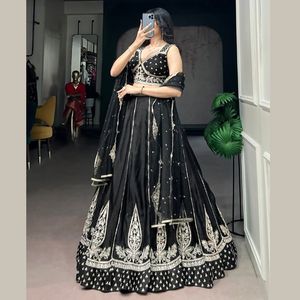 Lehenga Choli en soie brodée de sequins noirs, semi-cousu, avec dupatta, pour femmes, tenue de mariage et de fête, fabriqué par Royal Export - Product Image 5