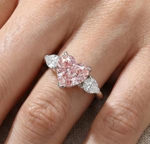 Bague artisanale en argent 925 avec trois pierres de moissanite rose vif fantaisie en forme de cœur 3 carats, idéale pour fiançailles, demande en mariage ou comme cadeau. - Product Image 1