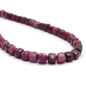 Perles cubiques facettées en rubis naturel AAA de 4 mm à 5 mm, pierres précieuses fantaisie, perles en vrac 3D en forme de boîte pour la fabrication de bijoux - Product Image 1