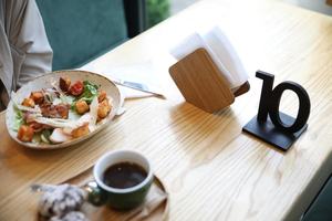 Porte-serviettes élégant en bois avec finition lisse, idéal pour les tables à manger, pour garder les serviettes bien rangées et ajouter un charme décoratif naturel. - Product Image 2