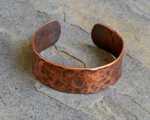 Bracelet manchette en laiton fait main, martelé, doré, forme irrégulière, style rustique - Product Image 5