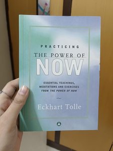 ฝึกฝนพลังแห่งปัจจุบัน โดย เอคฮาร์ต โทลเล่ หนังสือปกอ่อนภาษาอังกฤษ หนังสือแบบฝึกหัดการมีสติและทำสมาธิทุกวัน - Product Image 1