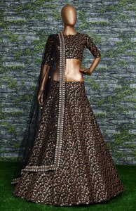 El lehenga negro intenso está cubierto con un intrincado bordado de lentejuelas doradas en forma de ramas, creando un patrón fluido y elegante para la recepción. - Product Image 2