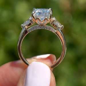 Bague de fiançailles en moissanite radiant 1,5 carat, pierres latérales en forme de poire, alliance inspirée de la nature - Product Image 1