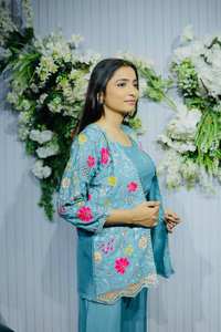 Robes Anarkali pakistanaises et indiennes, Sari, Lehenga pakistanais, Robes élégantes pour femmes, Kurta de Surat, Broderie en soie Chinnon, Style moderne - Product Image 5