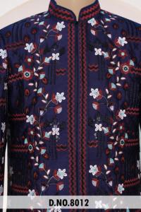 Elegante Traje Formal Azul Marino Estilo Western Sherwani para Hombre con Intrincados Bordados Florales Multicolor con Cuentas para Novio de Boda - Product Image 4
