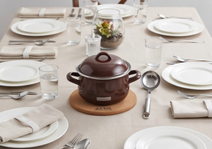 Casserole ronde en fonte émaillée Acme Metal Premium avec couvercle, design classique durable, pour cuisinières à gaz et à induction - Product Image 2