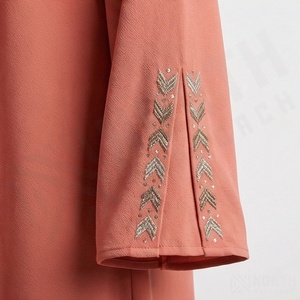 Abaya Classique Ouverte Modeste Simple avec Pompons Décoratifs Couleur Personnalisable Vente en Gros Tissu Coton Mousseline pour Femmes Musulmanes - Product Image 5