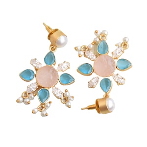 Pendientes Colgantes de Flor de Latón con Cuarzo Rosa y Circonitas, Estilo Étnico Clásico, Acabado Chapado en Oro de 18K, Hipoalergénicos, para Boda - Product Image 2