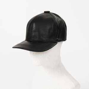 Gorra de Béisbol de Cuero Sintético Rojo con Visera Negra, Unisex, de 6 Paneles, Ajustada, Estilo Casual y Moderno - Product Image 5