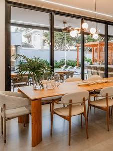 Juego de Comedor Moderno de Madera de Teca Sólida con Sillas Tapizadas, Muebles Contemporáneos de Lujo para Villa, Resort, Hotel y Hoteles Premium - Product Image 3