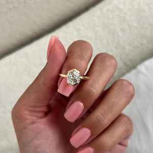Bague de fiançailles élégante en or jaune massif avec diamant moissanite taille hexagonale de 1,0 carat, sertie clos, bijoux raffinés pour femme - Product Image 2