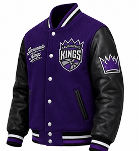 เสื้อแจ็คเก็ตวาร์ซิตี้ปักลาย Sacramento Kings สำหรับผู้ชายจาก Index Apparel สีม่วงดำ แขนเสื้อตัดสี กระดุมแป๊ก - Product Image 3