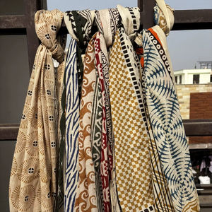 Paréos de plage en coton imprimé à la main indiens, Sarongs indonésiens Bagru Dabu imprimés bio, Foulards indiens – Vente en gros - Product Image 1