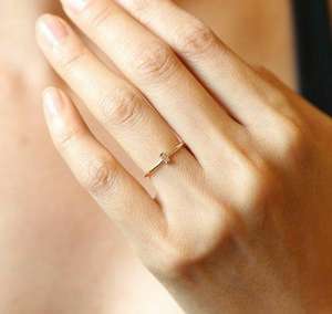 แหวนเพชรแท่งทองคำสไตล์มินิมอล – แหวนเพชรดีไซน์ทันสมัยสำหรับผู้หญิง สวมใส่ได้ทุกวัน เครื่องประดับเพชร - Product Image 1