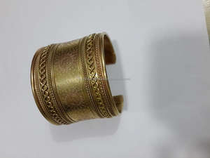 Bracelet en laiton à trois tons fait à la main pour les conceptions d'or de femmes avec des bijoux de mode de style d'ange de bracelets en résine de l'Inde - Product Image 5